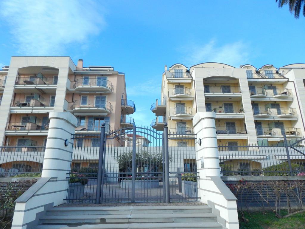 Residence La Perla Finale Ligure Exterior foto